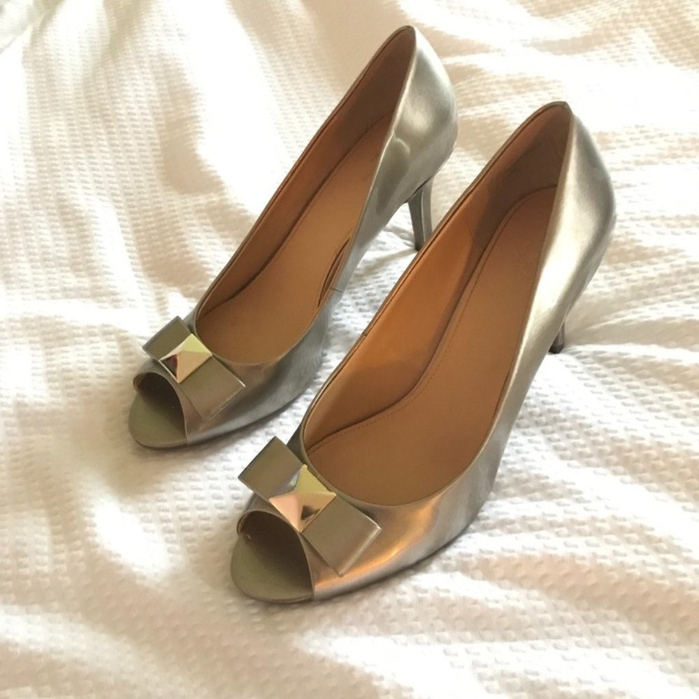 Liz Clairborne Metallic Bow Heels
